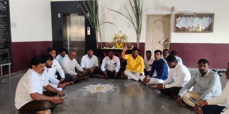 ರಾಣಿ ಚೆನ್ನಮ್ಮ ಜಯಂತಿಗೆ ಗೈರಾದ ತಾಲೂಕು ಅಧಿಕಾರಿಗಳು..! ಪ್ರತಿಭಟನೆಗೆ ಮುಂದಾದ ಸಮಾಜದ ಮುಖಂಡರು