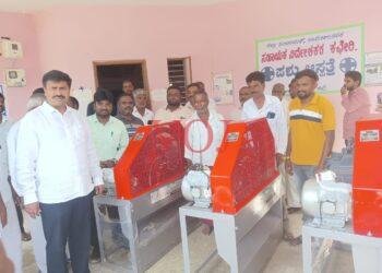 ರೈತರಿಗೆ ಮೇವು ಕತ್ತರಿಸುವ ಯಂತ್ರವನ್ನು ವಿತರಿಸಿದ ಶಾಸರಾದ ಎಂ. ಆರ್. ಮಂಜುನಾಥ್