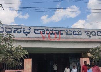 ಇಂಡಿ ಬ್ರೇಕಿಂಗ್ :  ಪುರಸಭೆ ಮುಖ್ಯ ಅಧಿಕಾರಿ ವರ್ಗಾವಣೆಗಾಗಿ ಪ್ರತಿಭಟನೆ..!