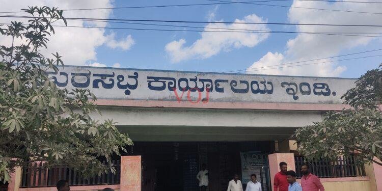 ಇಂಡಿ ಬ್ರೇಕಿಂಗ್ :  ಪುರಸಭೆ ಮುಖ್ಯ ಅಧಿಕಾರಿ ವರ್ಗಾವಣೆಗಾಗಿ ಪ್ರತಿಭಟನೆ..!