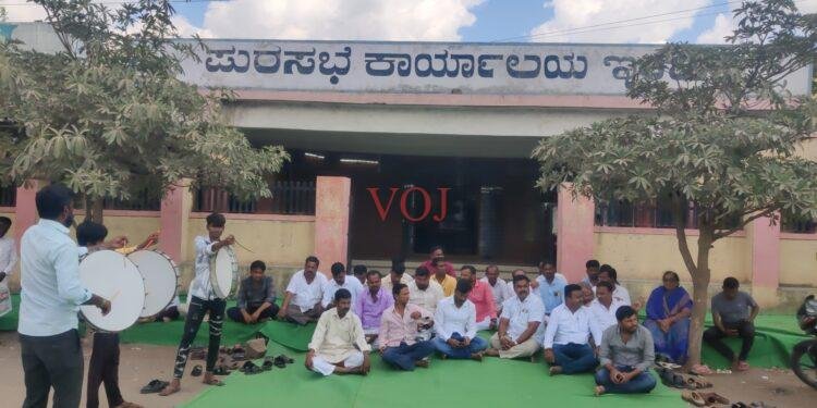 ಇಂಡಿ ಪುರಸಭೆ ಮುಂದೆ ಪ್ರತಿಭಟನೆ..! ಯಾಕೆ ಗೊತ್ತಾ..!