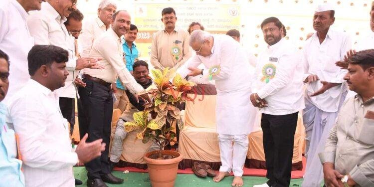 ವಿಕಲ ಚೇತರಿಗೆ ತ್ರಿಚಕ್ರ ಸೈಕಲಗಳನ್ನು ಶಾಸಕ ಪಾಟೀಲ್ ವಿತರಿಸಿದರು.