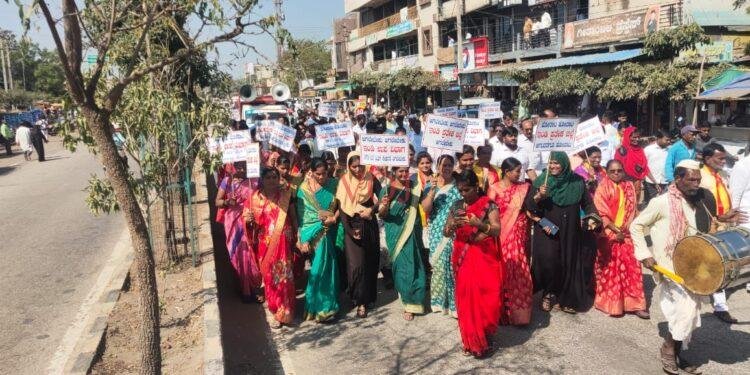 ಇಂಡಿ ಪ್ರತ್ಯೇಕ ಜಿಲ್ಲೆಗಾಗಿ ಮಹಿಳಾ ಸಂಘಟನೆಗಳ ಬೃಹತ್ ಪ್ರತಿಭಟನೆ..!