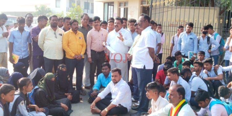 ಬಸ್ ಸೌಕರ್ಯಕ್ಕಾಗಿ ವಿದ್ಯಾರ್ಥಿಗಳಿಂದ ಪ್ರತಿಭಟನೆ