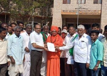 ಕಾಲುವೆಗೆ ನೀರು ಹರಿಸುವಂತೆ ಅನ್ನದಾತರಿಂದ ಧರಣಿ: