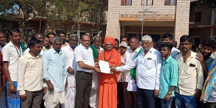 ಕಾಲುವೆಗೆ ನೀರು ಹರಿಸುವಂತೆ ಅನ್ನದಾತರಿಂದ ಧರಣಿ: