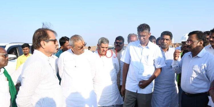 ವಿಮಾನ ನಿಲ್ದಾಣದ ಕಾಮಗಾರಿಯನ್ನು ವಿಕ್ಷಿಸಿದ ಸಚಿವ ಸತೀಶ ಜಾರಕಿಹೋಳಿ