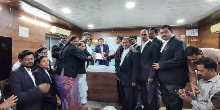 ಜಿಲ್ಲೆ ವಿಭಜನೆಯಾದ್ರೆ ಸಿಂದಗಿ ಜಿಲ್ಲೆಯಾಗಲಿ : ವಕೀಲರ ಸಂಘದ ಒತ್ತಾಯ..!