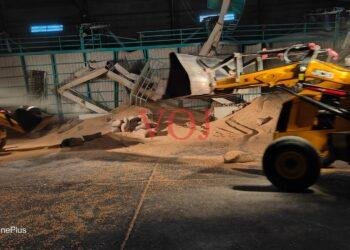 ಬ್ರೇಕಿಂಗ್: ಗೊದಾಮಿನಲ್ಲಿ ನೂರಾರು ಚೀಲಗಳ ಮಧ್ಯೆ ಕಾರ್ಮಿಕರು ಸಿಲುಕಿಕೊಂಡಿದ್ದಾರೆ..!