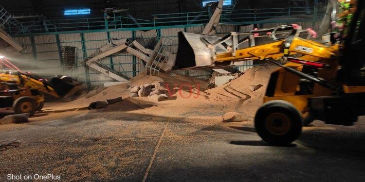 ಬ್ರೇಕಿಂಗ್: ಗೊದಾಮಿನಲ್ಲಿ ನೂರಾರು ಚೀಲಗಳ ಮಧ್ಯೆ ಕಾರ್ಮಿಕರು ಸಿಲುಕಿಕೊಂಡಿದ್ದಾರೆ..!