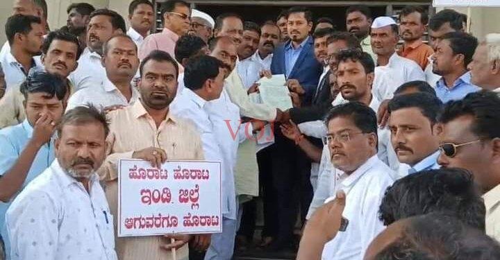 ಜಿಲ್ಲಾ ಆಗ್ರಹಿಸಿ ರೈತರಿಂದ ಬೃಹತ್ ಪ್ರತಿಭಟನೆ..!