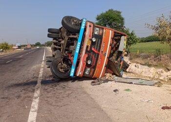ಆಟೋ ರಿಕ್ಷಾ ಹಾಗೂ ಲಾರಿ ಮಧ್ಯೆ ಡಿಕ್ಕಿ,ಹಾಲಿನ ಪೌಡರ್ ಮೂಟೆಗಳು ಹಾನಿ..!