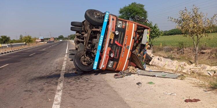 ಆಟೋ ರಿಕ್ಷಾ ಹಾಗೂ ಲಾರಿ ಮಧ್ಯೆ ಡಿಕ್ಕಿ,ಹಾಲಿನ ಪೌಡರ್ ಮೂಟೆಗಳು ಹಾನಿ..!