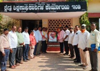 ಶತಮಾನದ ಸಂತ, ಶ್ರೇಷ್ಠ ದಾರ್ಶನಿಕ ಪೂಜ್ಯ ಸಿದ್ದೇಶ್ವರ ಶ್ರೀಗಳ ಭಾವಚಿತ್ರ ವಿತರಣೆ