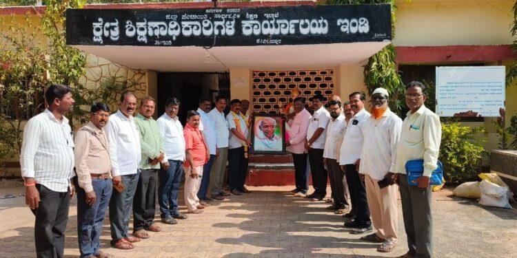 ಶತಮಾನದ ಸಂತ, ಶ್ರೇಷ್ಠ ದಾರ್ಶನಿಕ ಪೂಜ್ಯ ಸಿದ್ದೇಶ್ವರ ಶ್ರೀಗಳ ಭಾವಚಿತ್ರ ವಿತರಣೆ