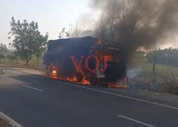 ಪ್ಲೈವುಡ್ ತುಂಬಿದ್ದ ಲಾರಿ ಸುಟ್ಟು ಭಸ್ಮ..! ಹೇಗೆ ಗೊತ್ತಾ..?