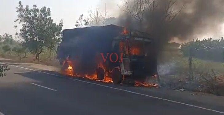 ಪ್ಲೈವುಡ್ ತುಂಬಿದ್ದ ಲಾರಿ ಸುಟ್ಟು ಭಸ್ಮ..! ಹೇಗೆ ಗೊತ್ತಾ..?