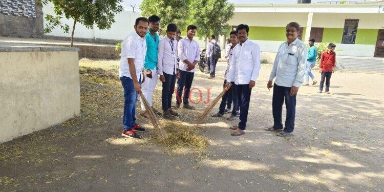 ಹುತಾತ್ಮರ ದಿನ : ಅಂಜಮನ್ ಕಾಲೇಜು ಆವರಣದಲ್ಲಿ ಸ್ವಚ್ಛತಾ ಕಾರ್ಯಕ್ರಮ