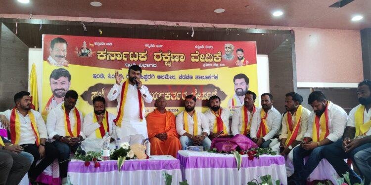 ಸ್ವಾರ್ಥಕ್ಕಾಗಿ ನಾಡು, ನುಡಿ, ಗಡಿ, ಜಲ ರಕ್ಷಕರನ್ನು ಬಂದಿಸುವುದು ಎಷ್ಟು ಸರಿ..? ಕನ್ನಡ ರಕ್ಷಣೆಗಾಗಿ ರಾಜಕಾರಣಿ ಪಾತ್ರ ಅರ್ಥವಾಗುತ್ತೆ..! ಶ್ರೀಶೈಲ ಮುಳಜಿ