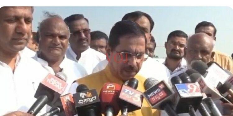 ಮೊಘಲ್ ಸರ್ಕಾರ, ಇಸ್ಲಾಮಿಕ್ ಸರ್ಕಾರ, ಐಸಿಸ್ ಸರ್ಕಾರ ನಡೆಸ್ತಿದ್ದೀರಾ..! ಜೋಶಿ