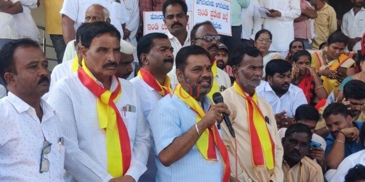 ಇತಿಹಾಸವುಳ್ಳ ಇಂಡಿ ತಾಲೂಕು ಜಿಲ್ಲಾ ಕೇಂದ್ರಕ್ಕೆ ಆಗ್ರಹಿಸಿ ಪ್ರತಿಭಟಿಸಿದ ಪುರಸಭೆ ಮಾಜಿ ಅಧ್ಯಕ್ಷ ಯಮುನಾಜಿ ಸಾಳುಂಕೆ..