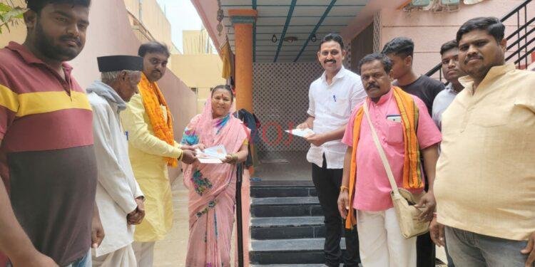 ಮನೆ ಮನೆಗೆ ತೆರಳಿ ಅಯೋದ್ಯ ಮಂತ್ರಾಕ್ಷತೆ ವಿತರಿಸಿದ ರಾಮಭಕ್ತರು