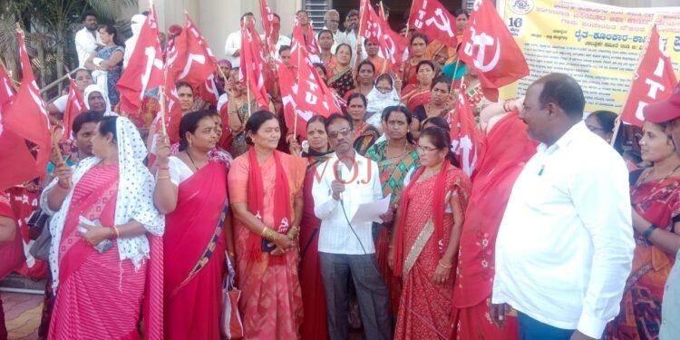 ಇಂಡಿಯಲ್ಲಿ ಕೇಂದ್ರ ಹಾಗೂ ರಾಜ್ಯ ಸರ್ಕಾರದ ಜನ ವಿರೋಧಿ ನೀತಗಳ ವಿರುದ್ದ ಪ್ರತಿಭಟನೆ..!