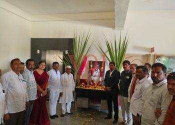 ಎಲ್ಲರೂ ಸಮಾನರು ಎಂದು ಬೋಧಿಸಿದ ಬಸವಣ್ಣನವರು.