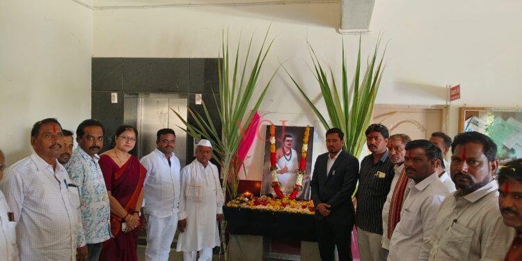 ಎಲ್ಲರೂ ಸಮಾನರು ಎಂದು ಬೋಧಿಸಿದ ಬಸವಣ್ಣನವರು.