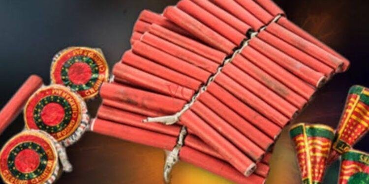 ಸ್ಟೇಷನರಿ ಹಾಗೂ ಕಿರಾಣಿ ಅಂಗಡಿಯಲ್ಲಿ ಪರವಾನಿಗೆ ಇಲ್ಲದೆ ಅಕ್ರಮವಾಗಿ ಪಟಾಕಿ ಮಾರಾಟ..!