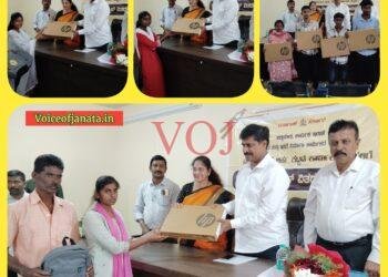 ಕಟ್ಟಡ ಕಾರ್ಮಿಕರ ಅರ್ಹ ಪಾಲನುಭವಿಗಳ ಮಕ್ಕಳಿಗೆ ಲ್ಯಾಪ್ ಟಾಪ್ ವಿತರಿಸಿದ ಶಾಸಕ ಎಂ.ಆರ್ ಮಂಜುನಾಥ್.