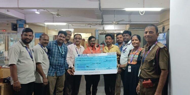 ಎರಡು ಲಕ್ಷರೂ ಇನ್ಸುರನ್ಸ ವಿತರಣೆ