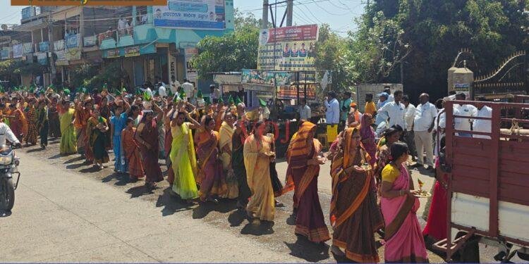 ಧಾನಮ್ಮದೇವಿ ಮೂರ್ತಿ ಪ್ರತಿಷ್ಠಾಪನೆ, ಮುತ್ತೈದೆಯರು ಕುಂಭಹೊತ್ತು ಮೆರವಣಿಗೆ