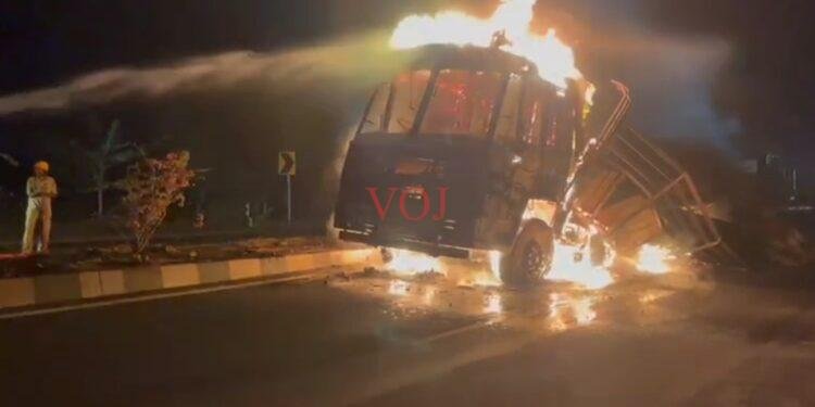 ಚಲಿಸುತ್ತಿದ್ದ ಲಾರಿ ಸುಟ್ಟು ಭಸ್ಮ..! ಗೊತ್ತಾ..?