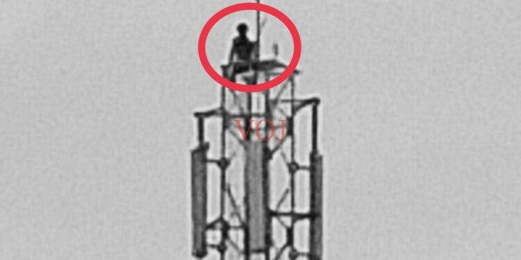 ಇಂಡಿಯಲ್ಲಿ 250 ಅಡಿ ಎತ್ತರದ ಮುಬೈಲ್ ಟವರ್ ಹತ್ತಿದ ಯುವಕ..! ಏಕೆ ಗೊತ್ತಾ..?