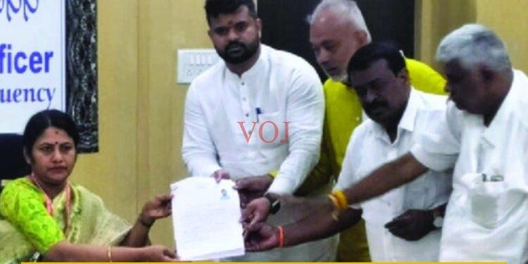 2024  ಲೋಕಸಭಾ : ಅಭ್ಯರ್ಥಿಯಾಗಿ ಪ್ರಜ್ವಲ್ ರೇವಣ್ಣ ನಾಮಪತ್ರ ಸಲ್ಲಿಕೆ..ಯಾವ ಕ್ಷೇತ್ರದಿಂದ ಗೊತ್ತಾ..?