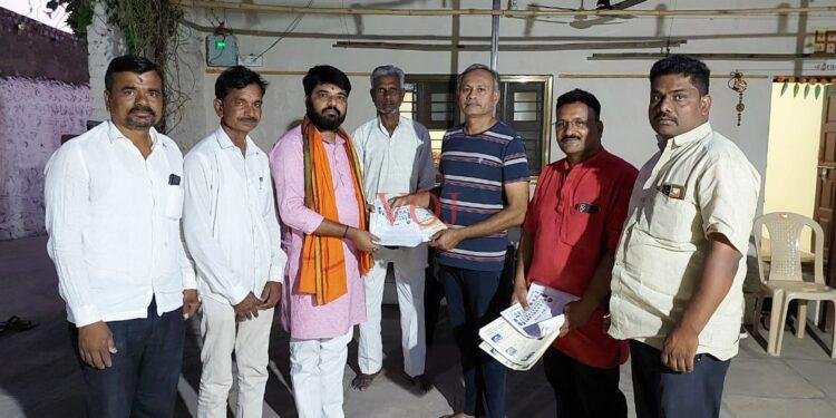 ಮನೆ- ಮನೆಗೆ ತೆರಳಿ ಮತಯಾಚನೆ ಮಾಡಿದ ಬಿಜೆಪಿ ಕಾರ್ಯಕರ್ತರು.