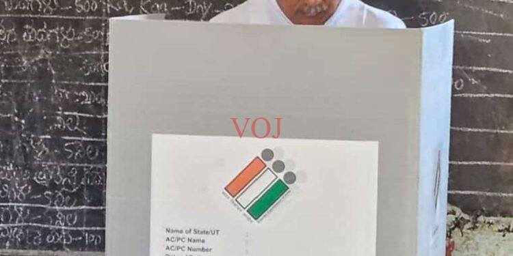 ಸ್ವ ಗ್ರಾಮದಲ್ಲಿ ಮತದಾನ ಮಾಡಿದ ಶಾಸಕ ಪಾಟೀಲ