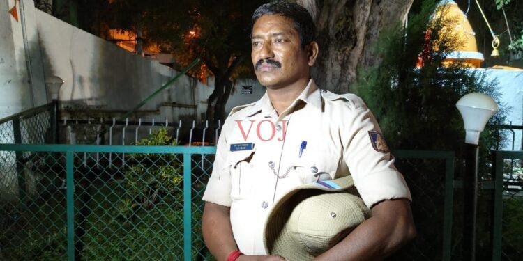 ವಿಜಯಪುರ: ಎಸ್ಪಿ ಕಛೇರಿ ಎದುರು ಪೊಲೀಸ್ ಮುಖ್ಯ ಪೇದೆ ಪ್ರತಿಭಟನೆ