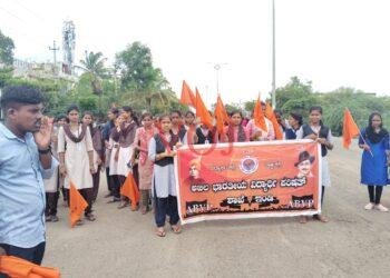 ಎಬಿವಿಪಿ ವಿಧ್ಯಾರ್ಥಿಗಳಿಂದ ರಸ್ತೆ ರುಖೋ..! ಕಾರಣ ಗೊತ್ತಾ..?