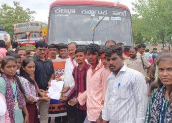 ಇಂಡಿಯಲ್ಲಿ ಎಬಿವಿಪಿ ಕಾರ್ಯಕರ್ತರಿಂದ ರಾಷ್ಟ್ರೀಯ ಹೆದ್ದಾರಿ ತಡೆ..! ಕಾರಣ ಗೊತ್ತಾ..?