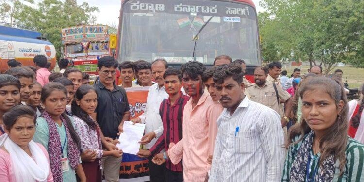 ಇಂಡಿಯಲ್ಲಿ ಎಬಿವಿಪಿ ಕಾರ್ಯಕರ್ತರಿಂದ ರಾಷ್ಟ್ರೀಯ ಹೆದ್ದಾರಿ ತಡೆ..! ಕಾರಣ ಗೊತ್ತಾ..?