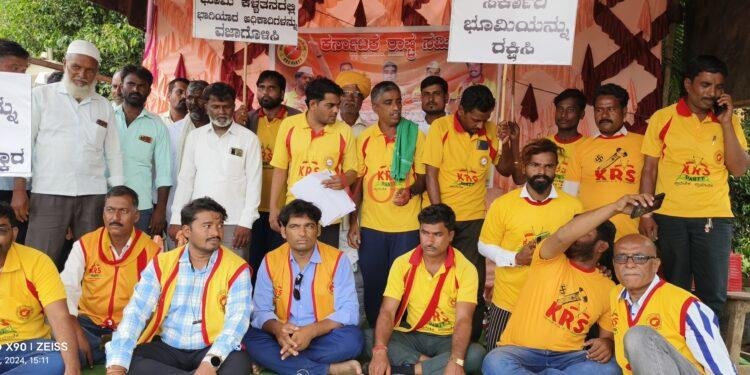 ಇಂಡಿ : ಭೂ ಮಾಫಿಯಾ ವಿರುದ್ಧ ಕಾನೂನು ಕ್ರಮಕ್ಕೆ ಆಗ್ರಹ..! ಶಿವಾನಂದ ಯಡಹಳ್ಳಿ