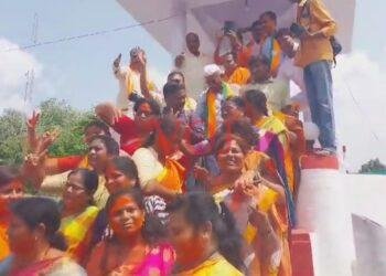 ವಿಜಯಪುರ : ಒಬ್ಬರಿಗೊಬ್ಬರು ಗುಲಾಲ್ ಹಚ್ಚಿಕೊಂಡು ವಿಜಯೋತ್ಸವ ಆಚರಣೆ..!