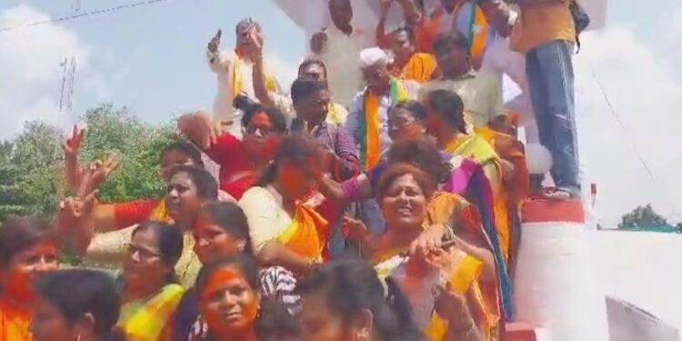 ವಿಜಯಪುರ : ಒಬ್ಬರಿಗೊಬ್ಬರು ಗುಲಾಲ್ ಹಚ್ಚಿಕೊಂಡು ವಿಜಯೋತ್ಸವ ಆಚರಣೆ..!