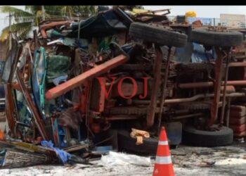 ಸಕ್ಕರೆ ತುಂಬಿಕೊಂಡಿರುವ ಲಾರಿ ಪಲ್ಟಿ..! ಹೇಗಾಗಿದೆ ಗೊತ್ತಾ..?