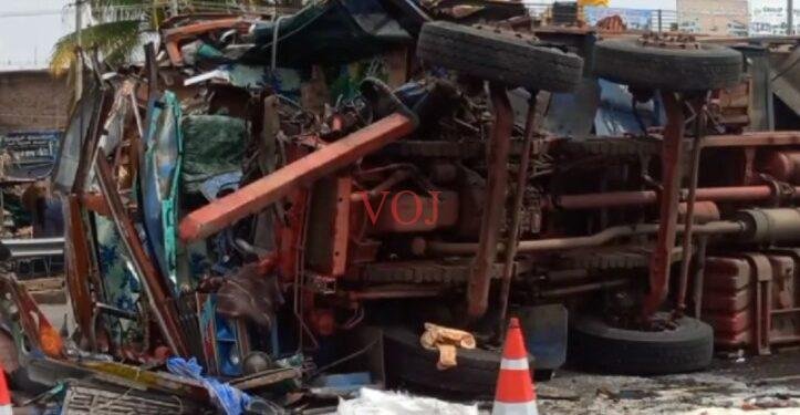 ಸಕ್ಕರೆ ತುಂಬಿಕೊಂಡಿರುವ ಲಾರಿ ಪಲ್ಟಿ..! ಹೇಗಾಗಿದೆ ಗೊತ್ತಾ..?