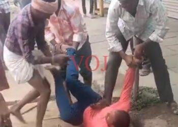 ಕೋರ್ಟ್ ಮುಂದೆಯೇ ವ್ಯಕ್ತಿ ಮೇಲೆ ರಾಡ್ನಿಂದ ಹಲ್ಲೆ..!