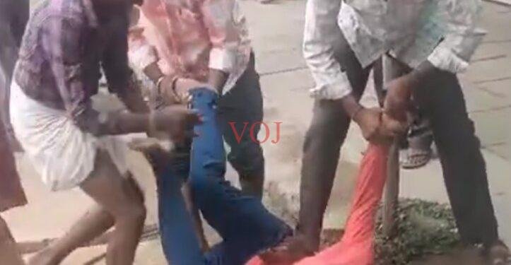 ಕೋರ್ಟ್ ಮುಂದೆಯೇ ವ್ಯಕ್ತಿ ಮೇಲೆ ರಾಡ್‌ನಿಂದ ಹಲ್ಲೆ..!