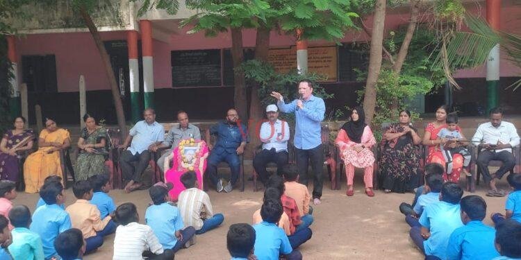 ವಚನಗಳ ಸಂರಕ್ಷಕ ಡಾ.ಫ ಗು ಹಳಕಟ್ಟಿ-ಸಂತೋಷ ಬಂಡೆ